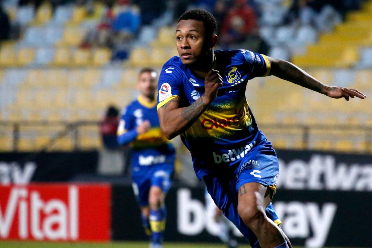 El delantero en su paso por Everton. Foto: Agencia Aton.