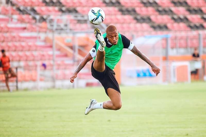 durante un entrenamiento en el Bnei Yehuda Tel Aviv de la Liga Premier de Israel en 2020-21.