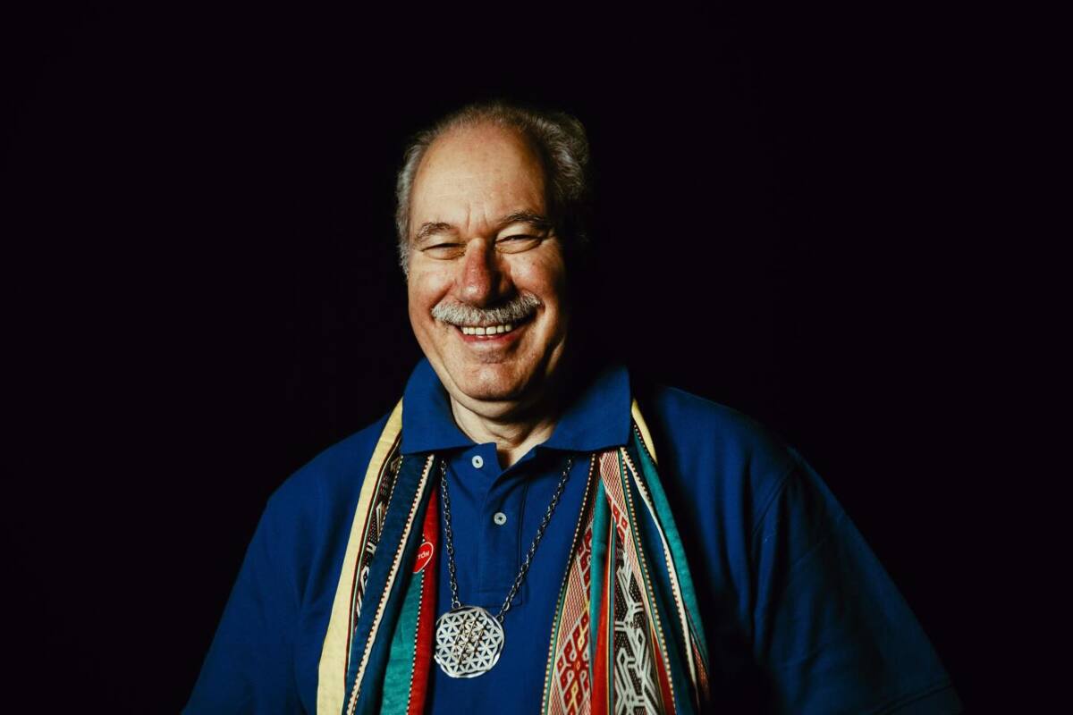 vende joyas hechas por sus propias manos