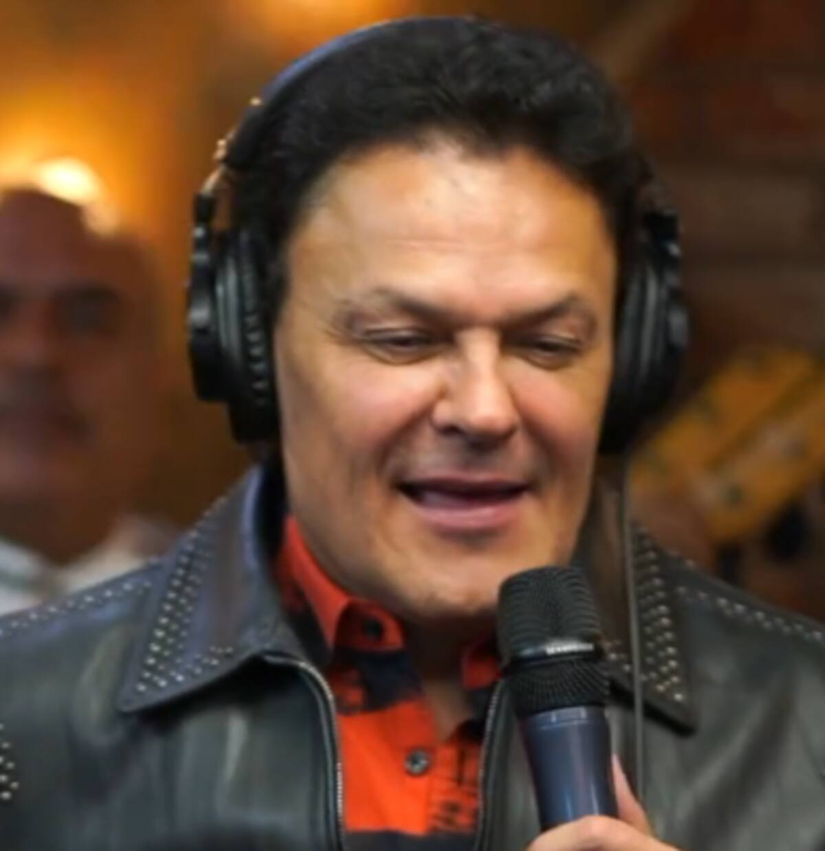 Pedro Fernández luce irreconocible rostro.