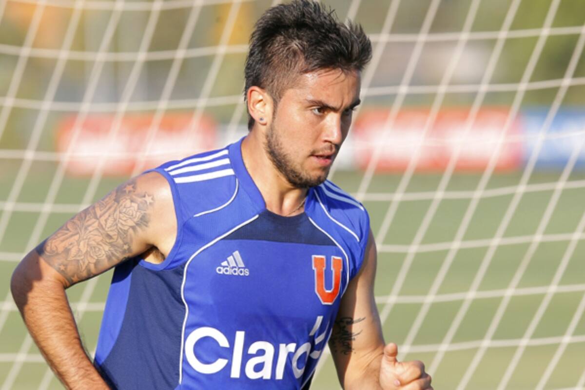 El ex volante azul fue encarado por un hincha azul que se encontraba en el campo de juego del Estadio Monumental.