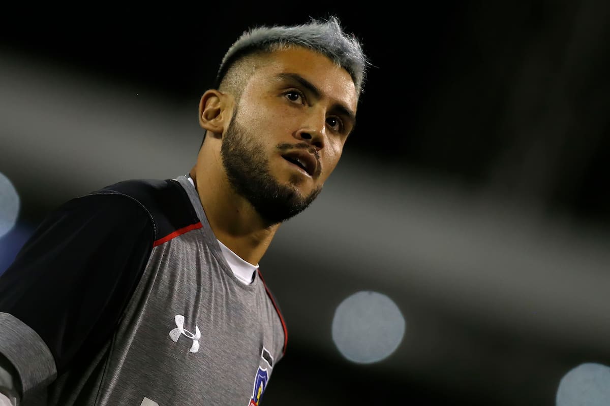 Pedro Morales con la camiseta de Colo Colo.