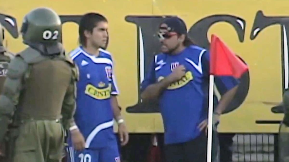 Jugó en Colo Colo, salió campeón con la U y fue “apretado” por un hincha dentro de la cancha en un Superclásico