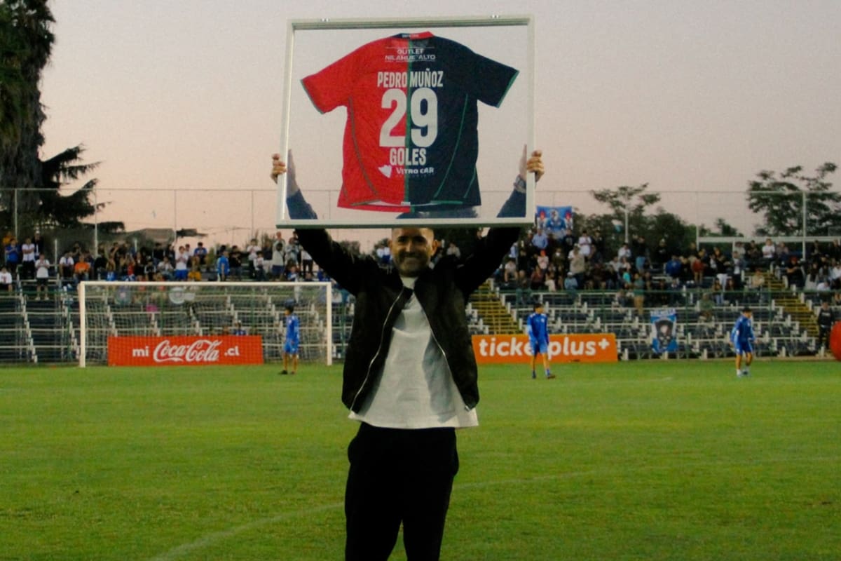 El delantero fue homenajeado en Deportes Santa Cruz.