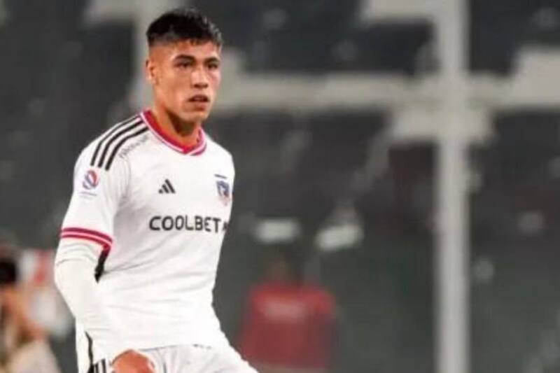 El lateral de Colo Colo en el único partido oficial que ha disputado esta temporada con los albos.