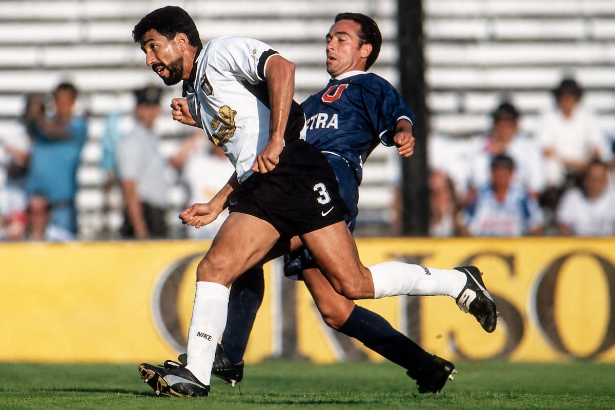 El exzaguero fue cuatro veces campeón nacional con Colo-Colo. Foto: Archivo, editada con Chat GPT Images.