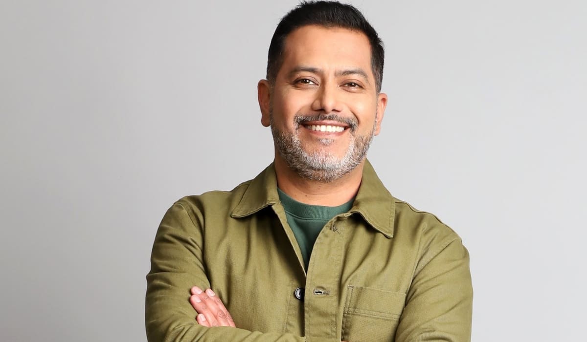 es un destacado humorista chileno.