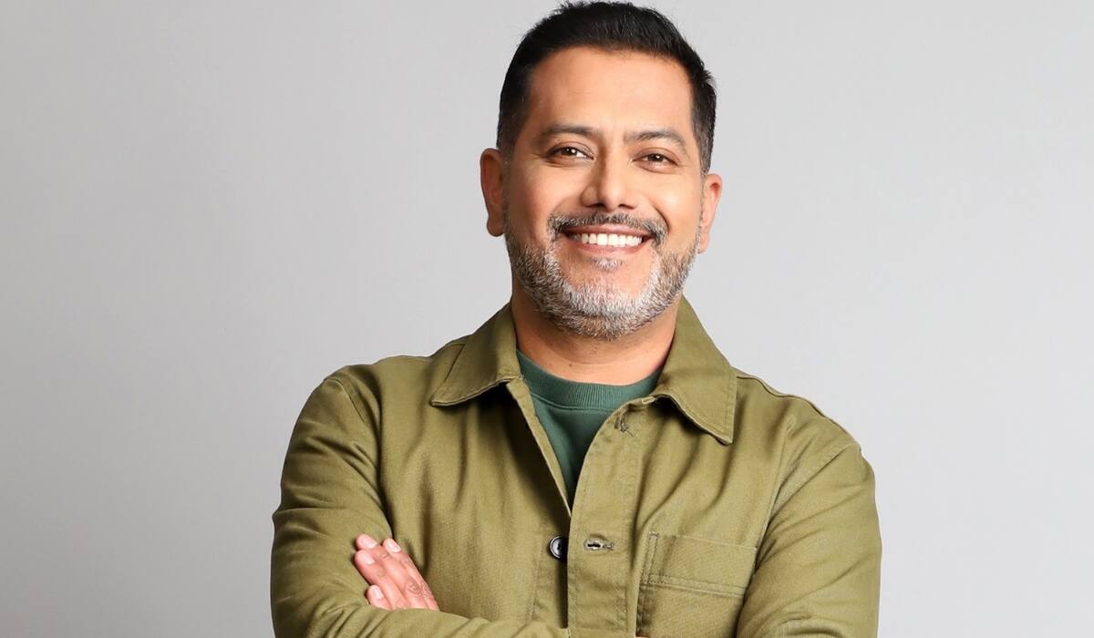 es un destacado humorista chileno.