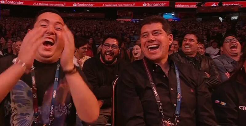 Daniel Merino, director ejecutivo del Festival de Viña, riendo del chiste del comediante.