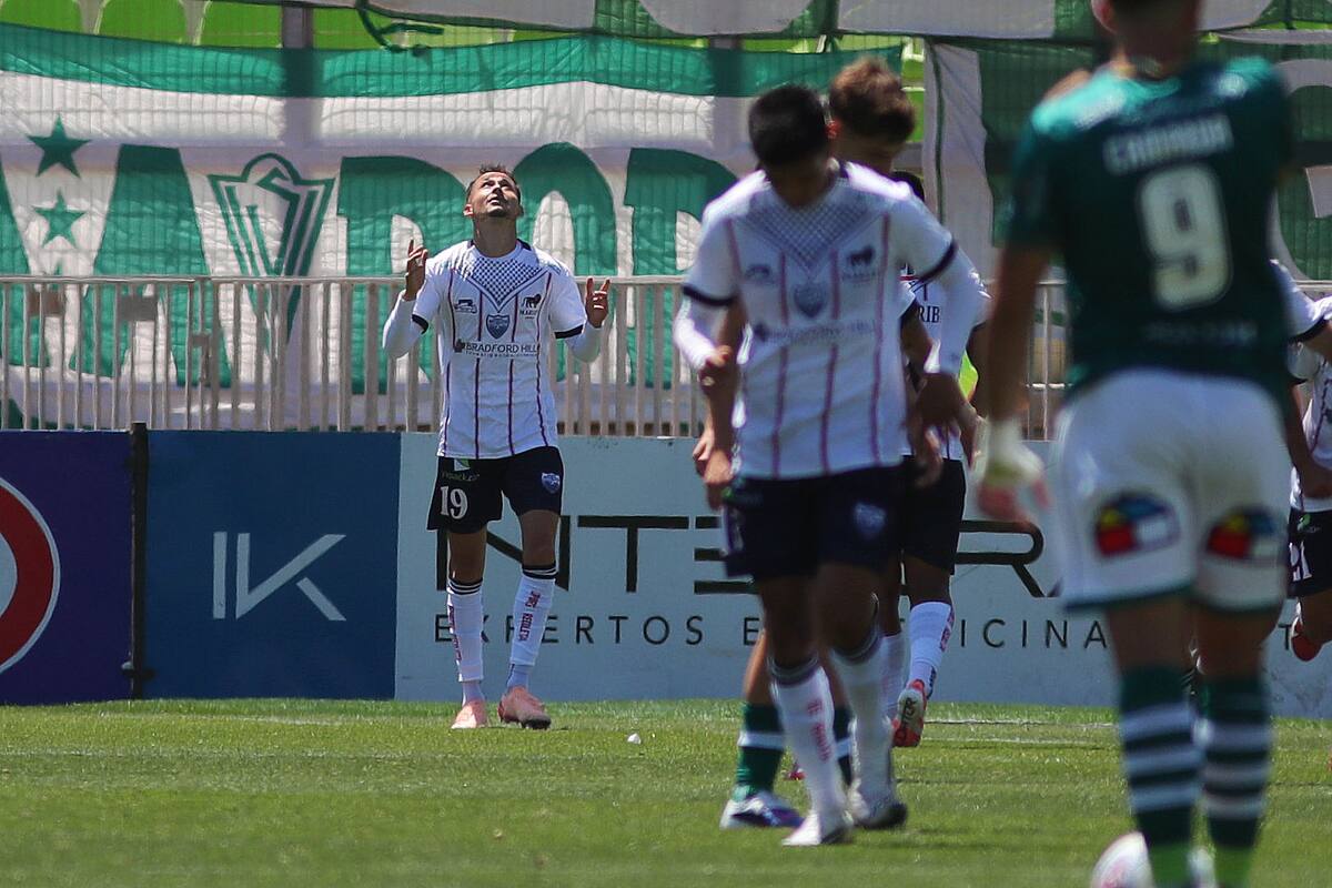 El delantero celebrando ante Wanderers. Foto: Agencia Aton.