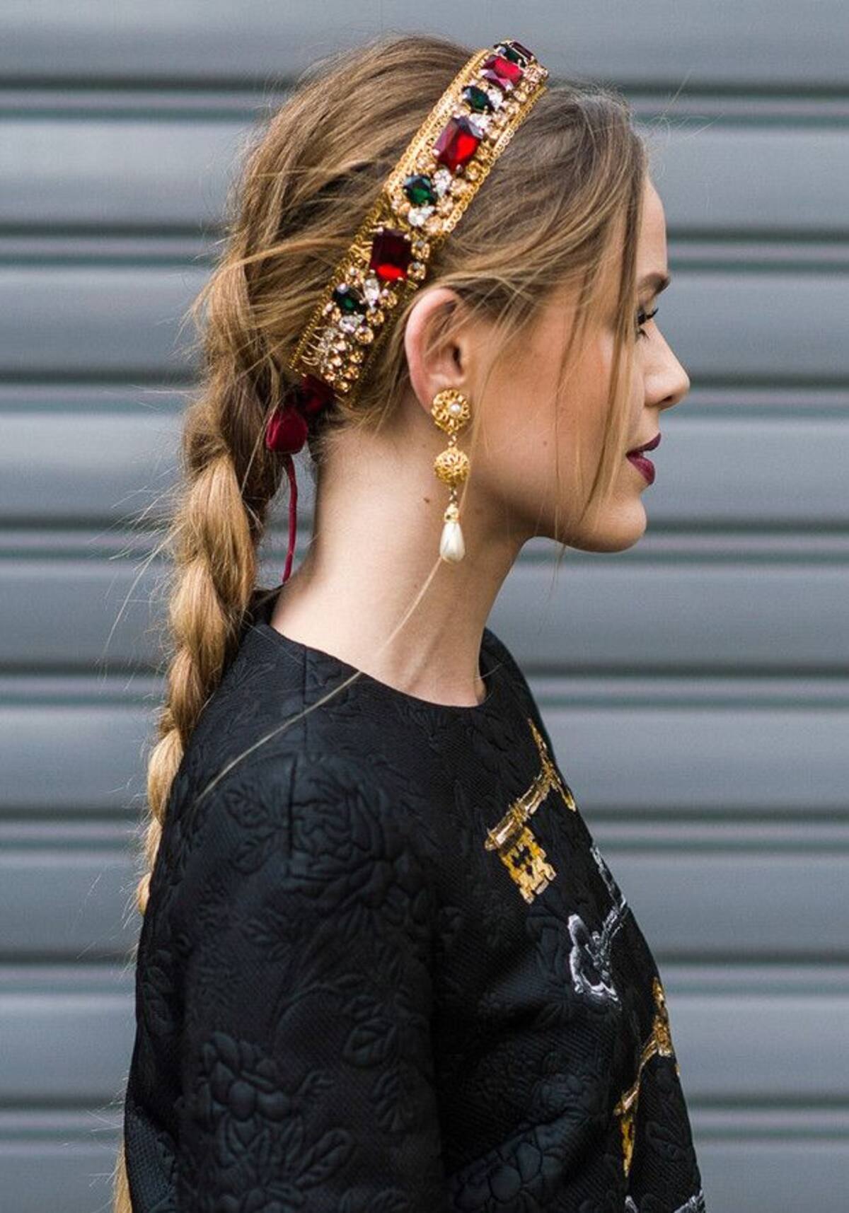 Una trenza con diadema, es un peinado clásico y muy favorecedor para días calurosos.