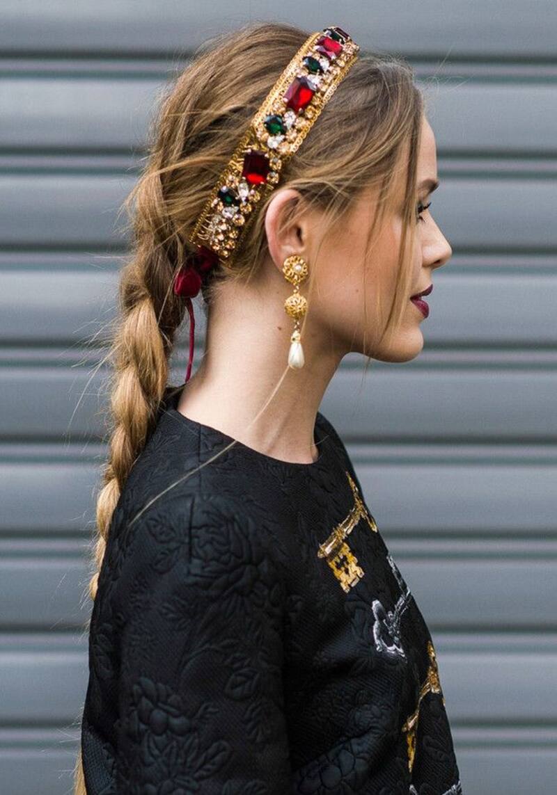 Una trenza con diadema, es un peinado clásico y muy favorecedor para días calurosos.
