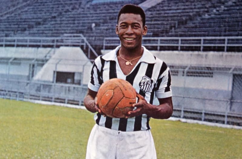 Con la camiseta del club que lo lanzó a la fama mundial, Santos FC.