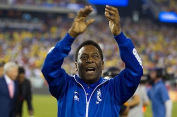 VIDEO | El terrorífico corpóreo de Pelé que dio puntapié inicial en partido del fútbol brasileño