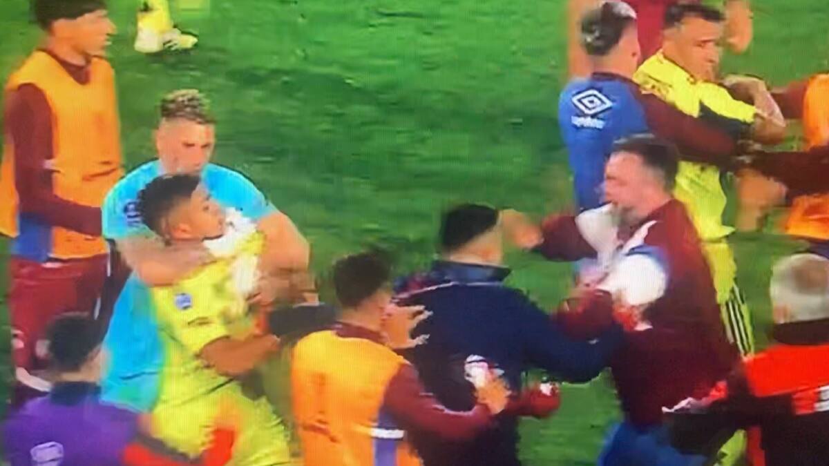 VIDEO | Se fueron a los golpes: terminó en pelea la eliminación de la U en Copa Sudamericana