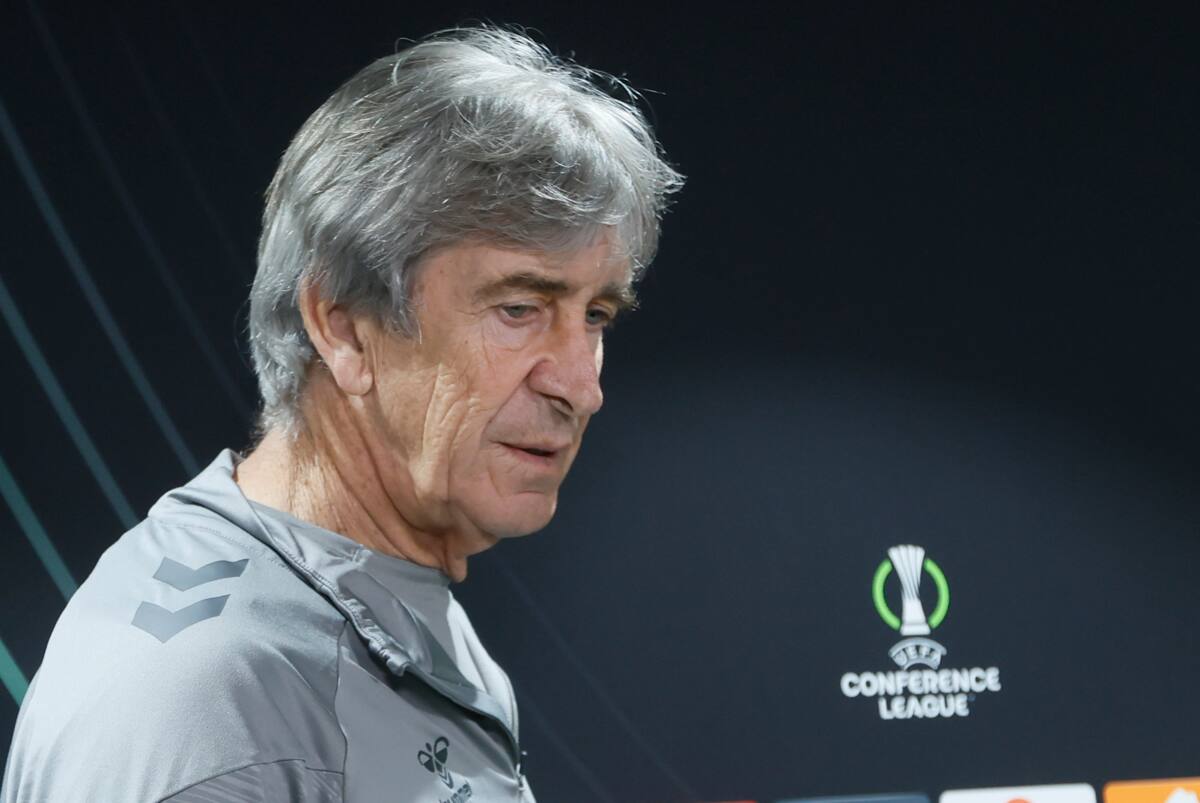 GRAFAND6725. SEVILLA, 05/03/2025.- El entrenador del Betis, Manuel Pellegrini, llega a la rueda de prensa tras el entrenamiento realizado este miércoles previo al partido de la ida de los octavos de final de la Liga Conferencia ante el Vitoria de Guimaraes portugués, que tendrá lugar este jueves en el estadio Benito Villamarín en Sevilla. EFE/José Manuel Vidal