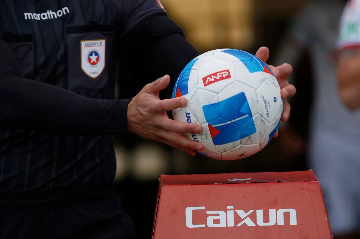 Pelota del fútbol chileno. Agencia Aton