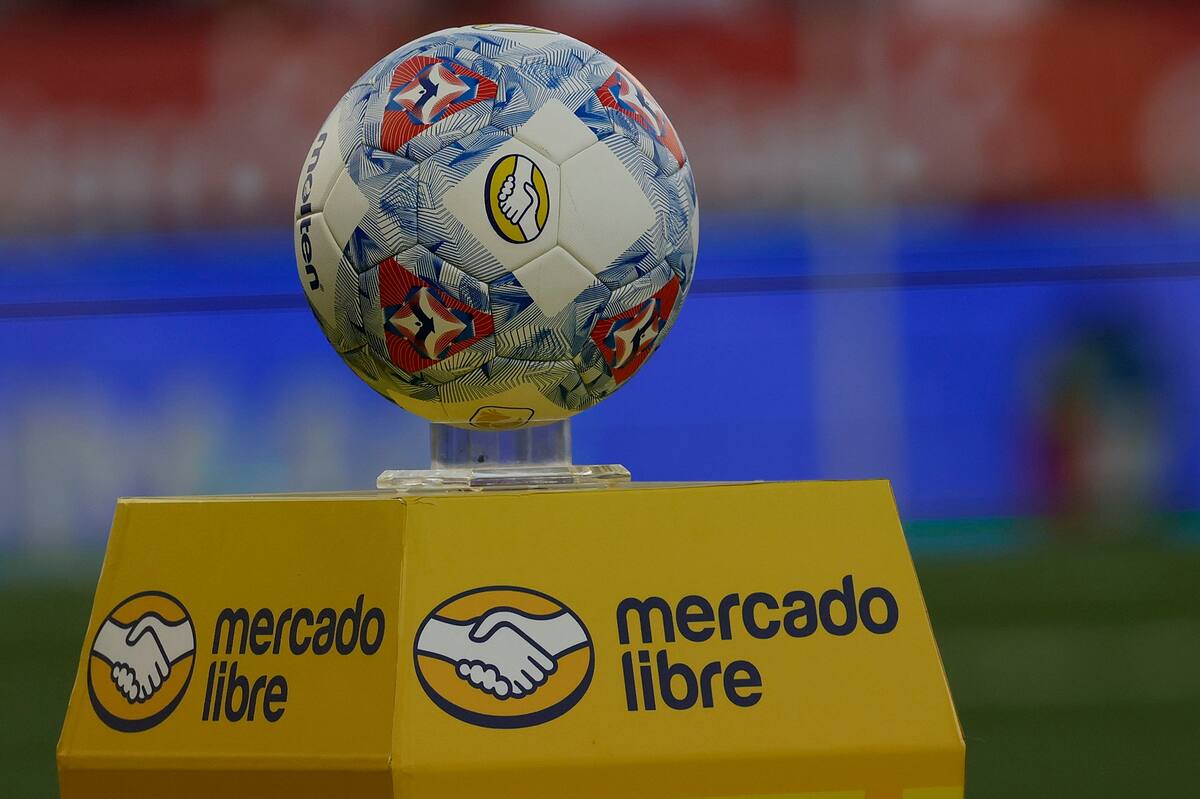 Pelota del fútbol chileno. Agencia Aton