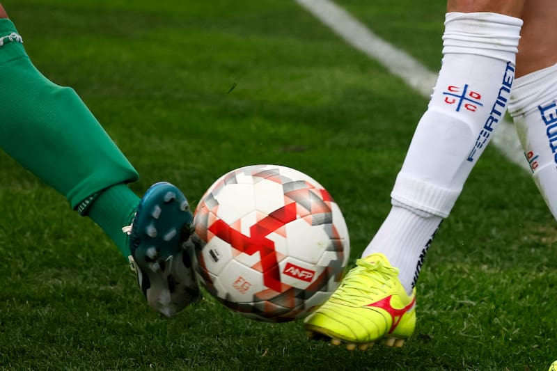 El balón se detiene en Chile no por acción de los jugadores, sino que por decisiones discrecionales de la mesa de la ANFP.