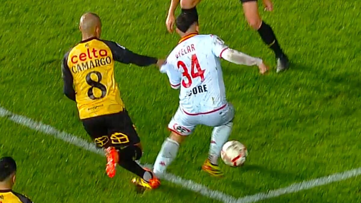 Penal cobrado a favor de Unión Española, que claramente está fuera del área.