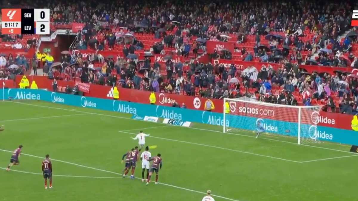 VIDEO | Era el descuento de Sevilla, Alexis cedió el penal y su compañero lo falló de forma insólita