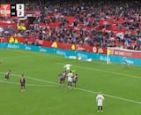 VIDEO | Era el descuento de Sevilla, Alexis cedió el penal y su compañero lo falló de forma insólita
