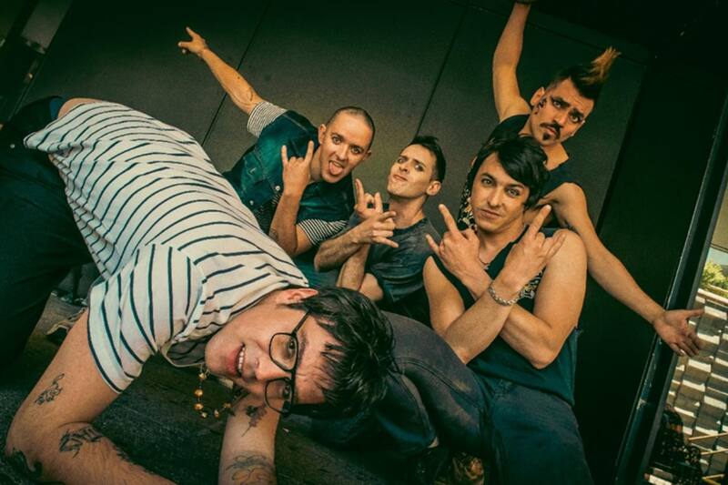 La película viene acompañada con el lanzamiento de un disco.