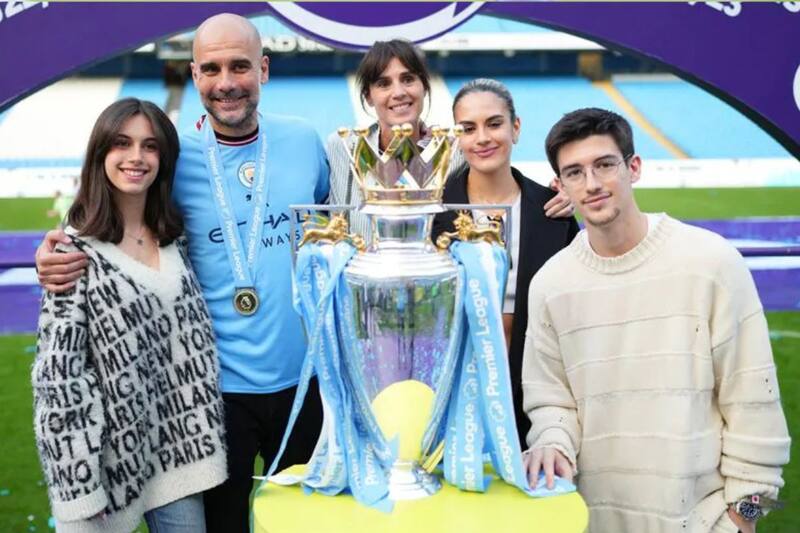 Junto a su familia.
