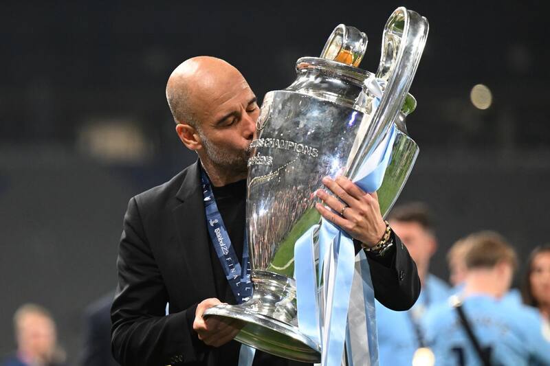 Pep Guardiola besando el título de la Champions League 22/23. Foto: Robert Michael/ Dpa.