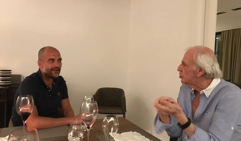 en una cena con César Luis Menotti.