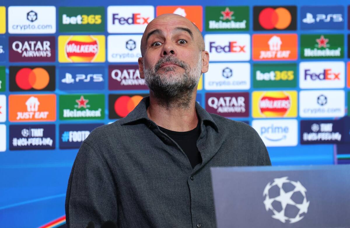 Mira de reojo la caída del Arsenal. EFE