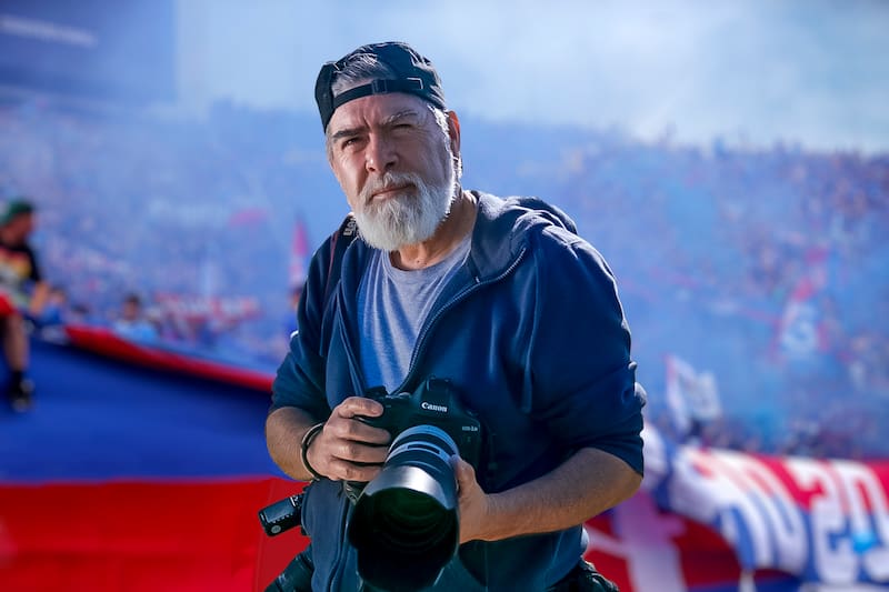 Pepe Alvújar en su hábitat natural, la cancha. Hace 30 años debió extremar sus recursos para cubrir aquel título azul en El Salvador.