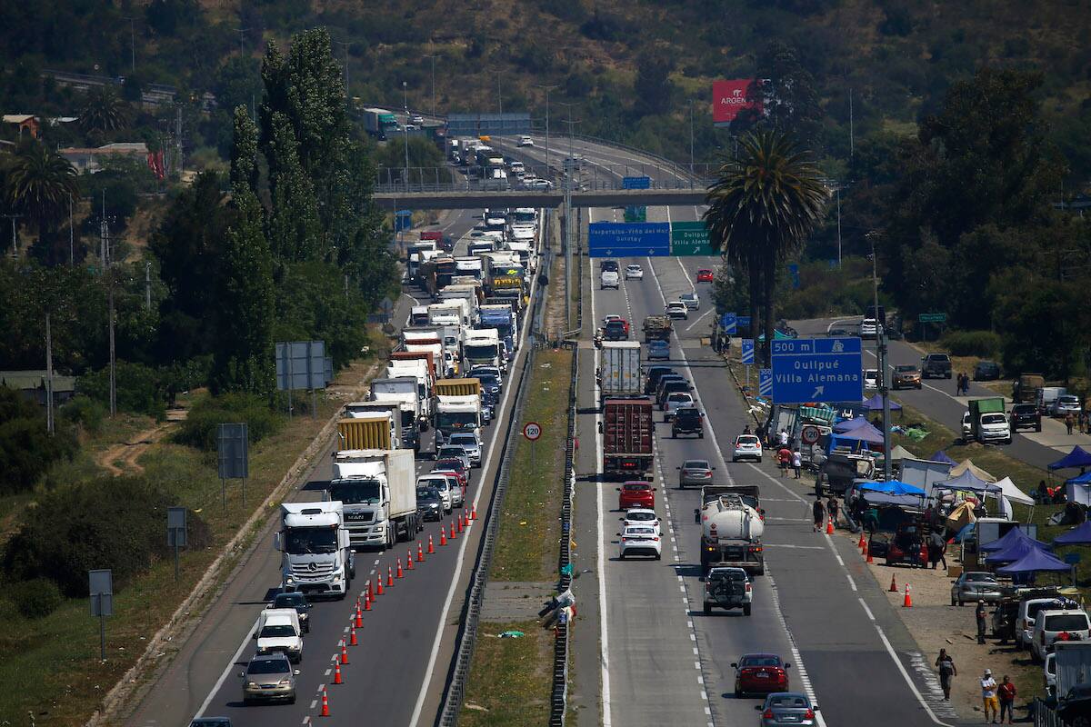 Congestion vehicular en la ruta 68 durante la peregrinacion al Santuario de Lo Vasquez. Foto: Aton.