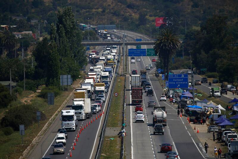 Congestion vehicular en la ruta 68 durante la peregrinacion al Santuario de Lo Vasquez. Foto: Aton.