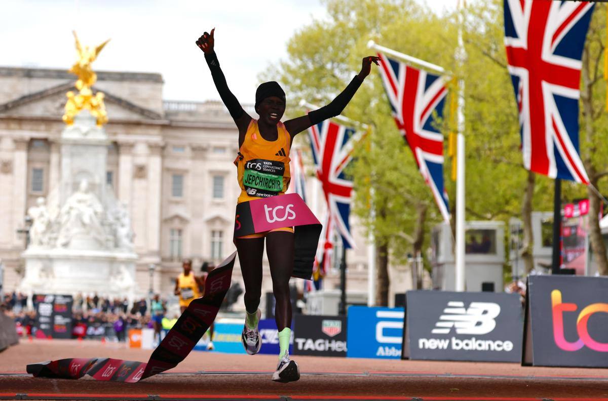 VIDEO | Emocionante: Keniata rompe récord mundial femenino en el Maratón de Londres