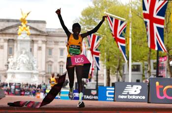 VIDEO | Emocionante: Keniata rompe récord mundial femenino en el Maratón de Londres