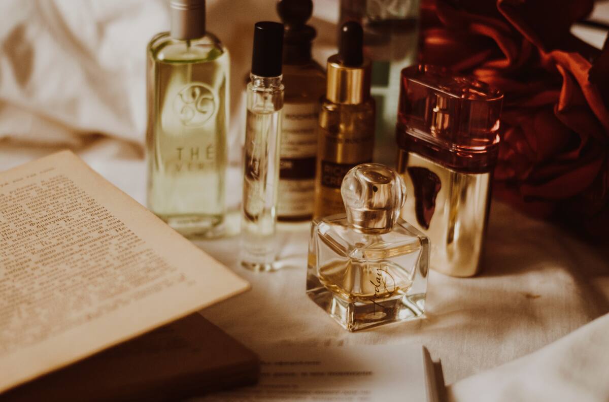 Baratos, intensos y virales: ¿Vale la pena unirse a la fiebre de los perfumes árabes en Chile?