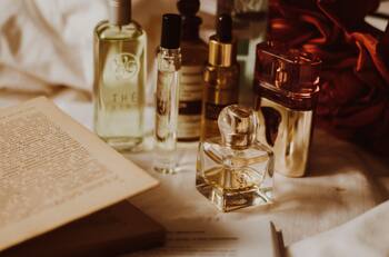 Baratos, intensos y virales: ¿Vale la pena unirse a la fiebre de los perfumes árabes en Chile?