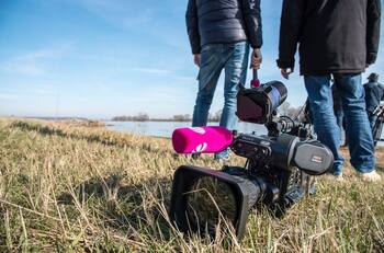 Desde $1.200.000 al mes: quienes estudian Periodismo en ESTAS universidades ganan mejores sueldos, según Mineduc