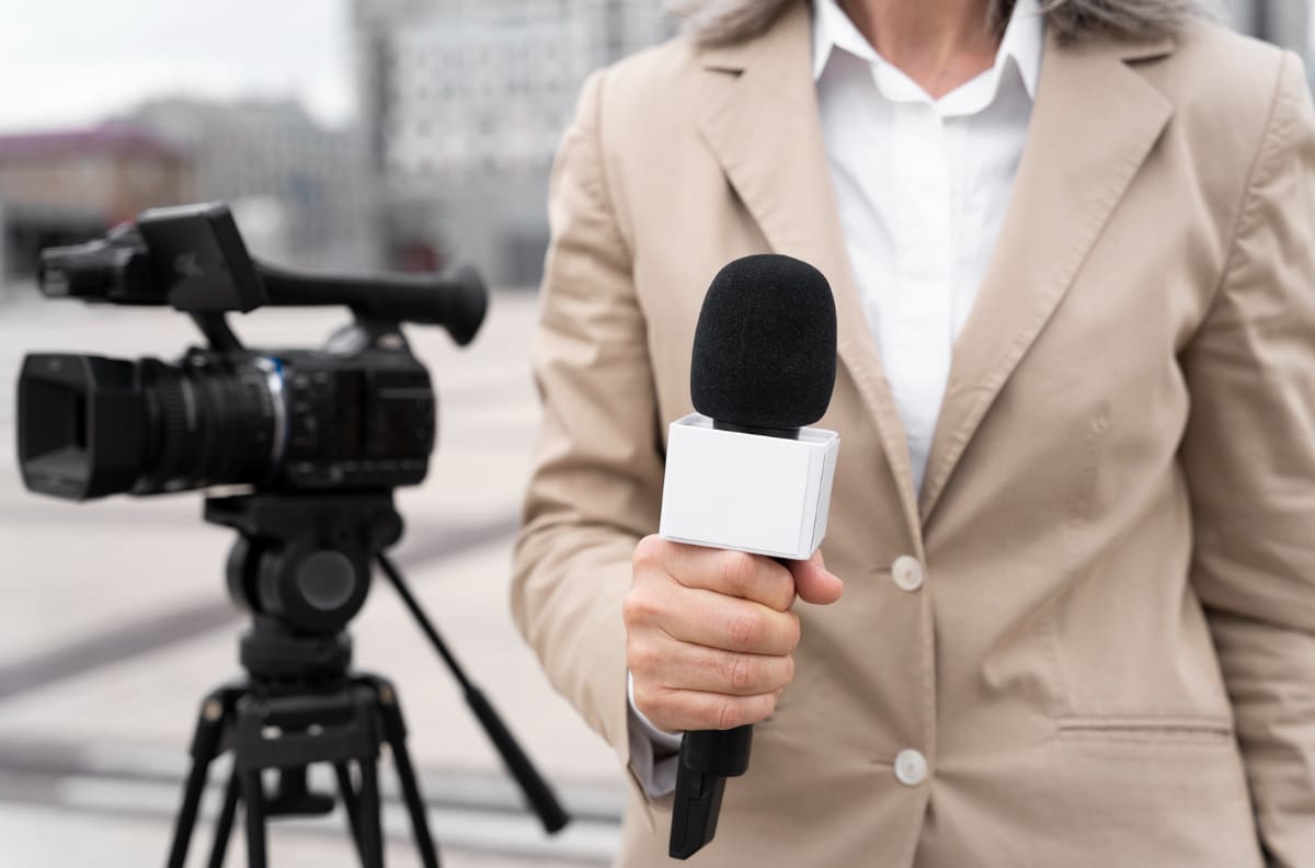 Estas son las 10 universidades con mejor empleabilidad en periodismo: sueldos superan $1.000.000
