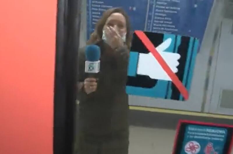 La reportera se encontraba haciendo una nota sobre el fin de la obligatoriedad del uso de las mascarillas en el transporte. Créditos: Captura video