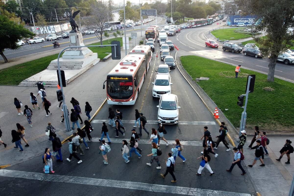 El documento permite a todos los vehículos motorizados moverse legalmente dentro de las calles, autopistas y carreteras del país. Créditos: Javier Salvo/Aton Chile.