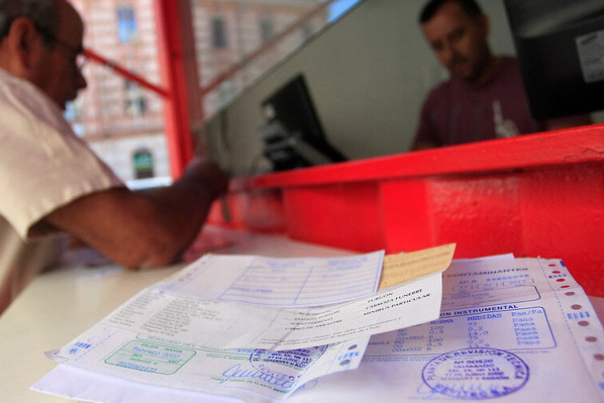 Este impuesto anual obligatorio se exige para poder transitar de manera legal en las calles.
Créditos: Aton.