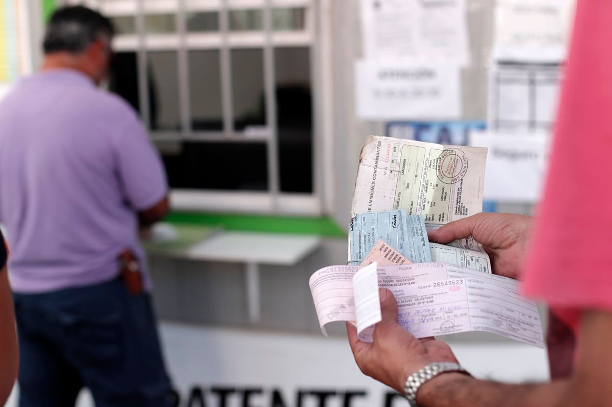 El trámite debe realizarse en la Dirección de Tránsito municipal de cada comuna, presentando la documentación necesaria dependiendo si es un vehículo nuevo o usado. Créditos: Javier Torres/Aton Chile.