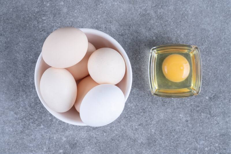 Es importante no darle huevos crudos a los perros.