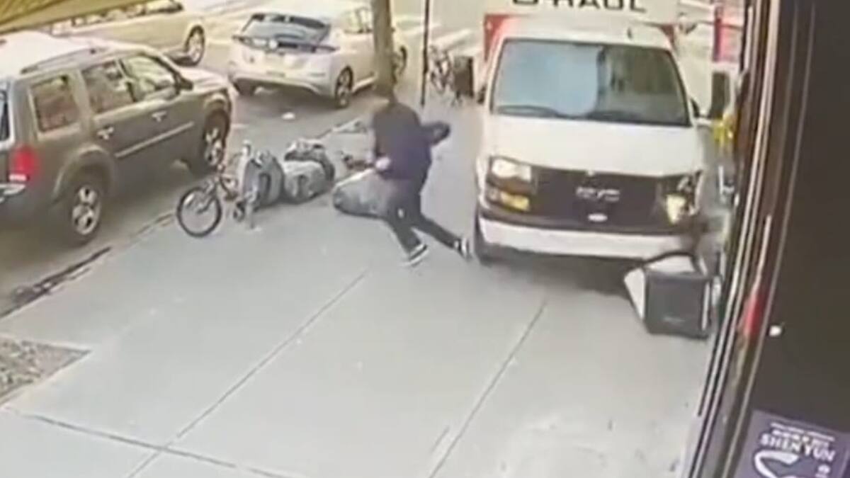 VIDEO | Caótica persecución de un camión que atropella a peatones en Brooklyn