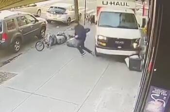 VIDEO | Caótica persecución de un camión que atropella a peatones en Brooklyn