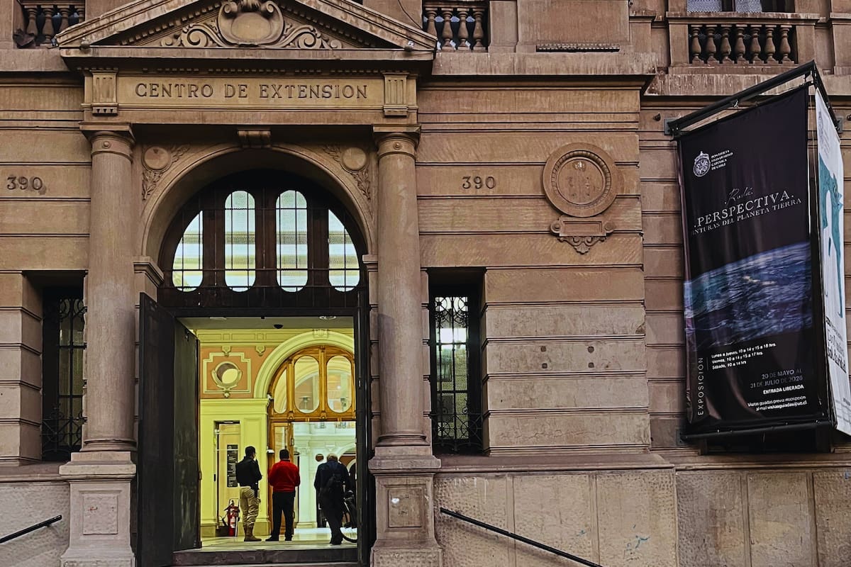 La exposición se estará ubicando en la Galería de Arte del Centro de Extensión UC. Foto: Nicolás Radic en Instagram.