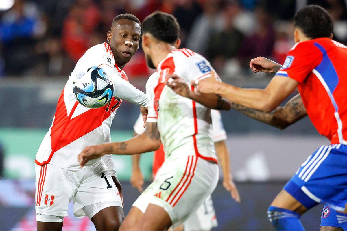 Luis Advíncula, durante el partido entre los incaicos y La Roja, el 12 de octubre paso, por las eliminatorias mundialistas. Foto: Agencia Aton.