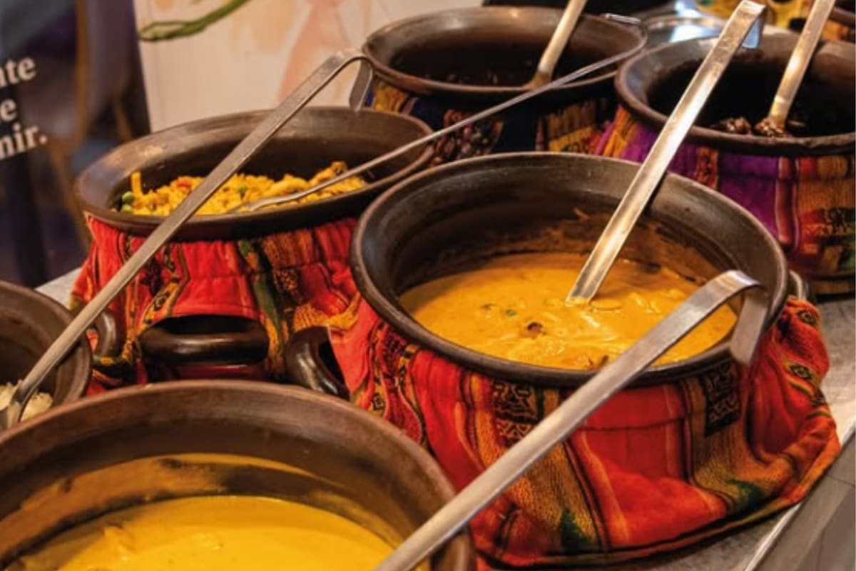El recinto ofrece platos calientes y opciones frías, las que son típicas de la cultura peruana. Asimismo, cuenta con una mesa ilimitada de postres. Foto: Perú Mágico vía Instagram.